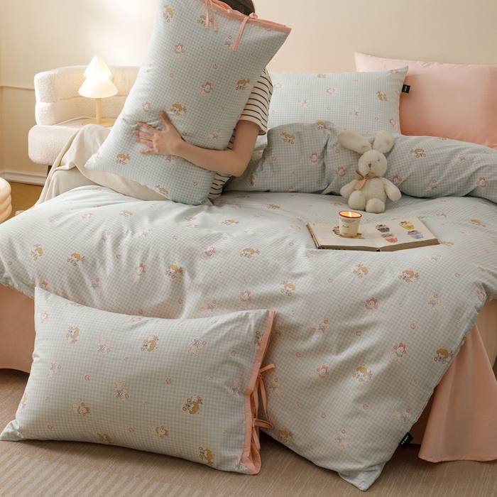 91家纺网 家纺一手货源 找家纺 卡姿家纺 2026春夏全棉奶油小卡通印花绑带款四件套 星星联盟