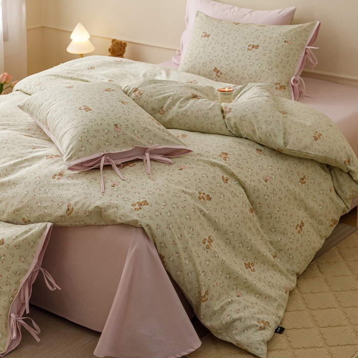 91家纺网 家纺一手货源 找家纺 卡姿家纺 2026春夏全棉奶油小卡通印花绑带款四件套 杏仁小熊仔-绿