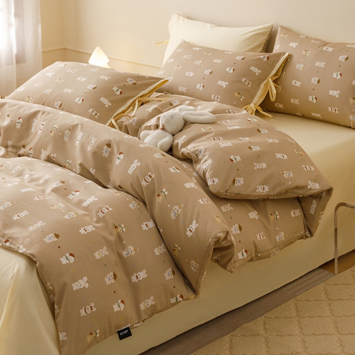 91家纺网 家纺一手货源 找家纺 卡姿家纺 2026春夏全棉奶油小卡通印花绑带款四件套 彩耳萌萌