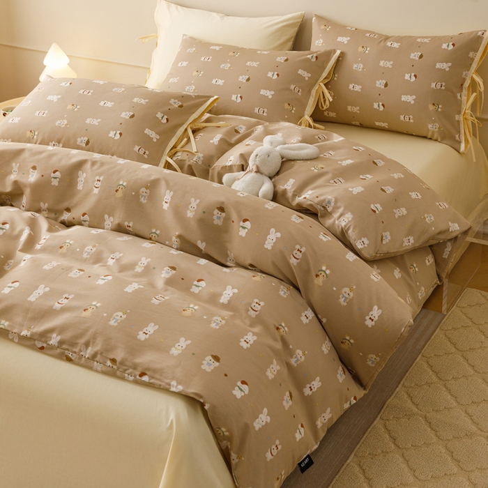 91家纺网 家纺一手货源 找家纺 卡姿家纺 2026春夏全棉奶油小卡通印花绑带款四件套 彩耳萌萌