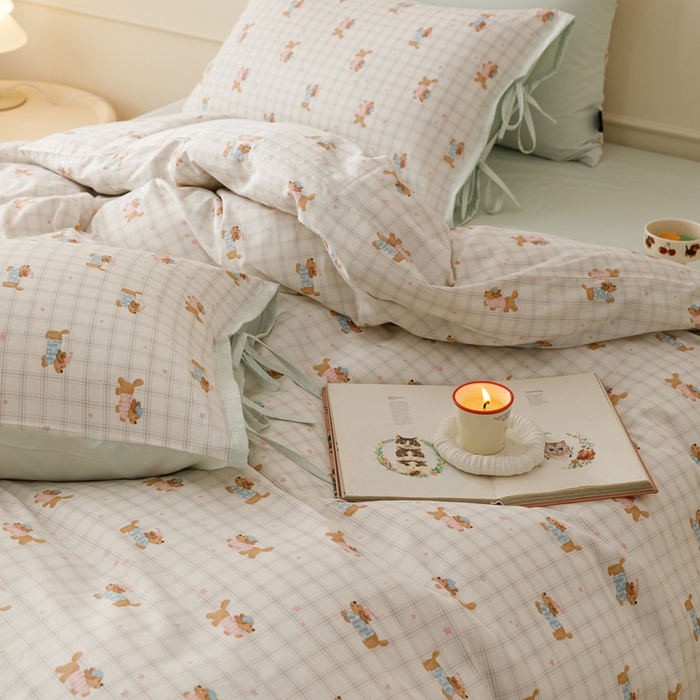 91家纺网 家纺一手货源 找家纺 卡姿家纺 2026春夏全棉奶油小卡通印花绑带款四件套 软萌团团