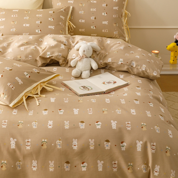 91家纺网 家纺一手货源 找家纺 卡姿家纺 2026春夏全棉奶油小卡通印花绑带款四件套 彩耳萌萌