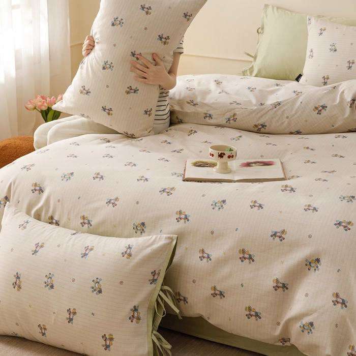 91家纺网 家纺一手货源 找家纺 卡姿家纺 2026春夏全棉奶油小卡通印花绑带款四件套 小马浅浅