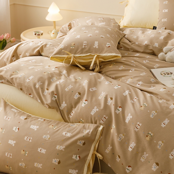 91家纺网 家纺一手货源 找家纺 卡姿家纺 2026春夏全棉奶油小卡通印花绑带款四件套 彩耳萌萌