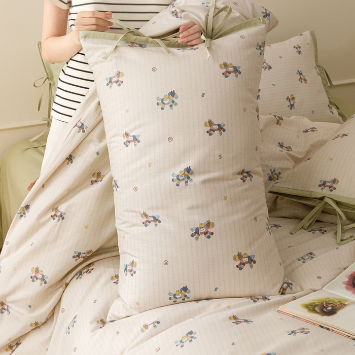 91家纺网 家纺一手货源 找家纺 卡姿家纺 2026春夏全棉奶油小卡通印花绑带款四件套 小马浅浅