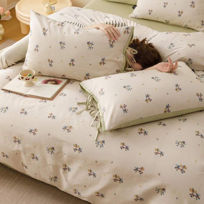 91家纺网 家纺一手货源 找家纺 卡姿家纺 2026春夏全棉奶油小卡通印花绑带款四件套 小马浅浅