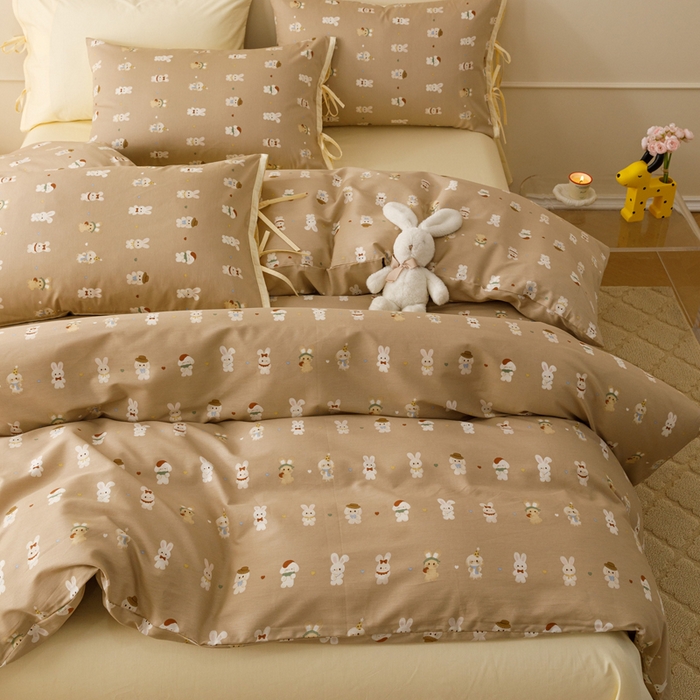 91家纺网 家纺一手货源 找家纺 卡姿家纺 2026春夏全棉奶油小卡通印花绑带款四件套 彩耳萌萌