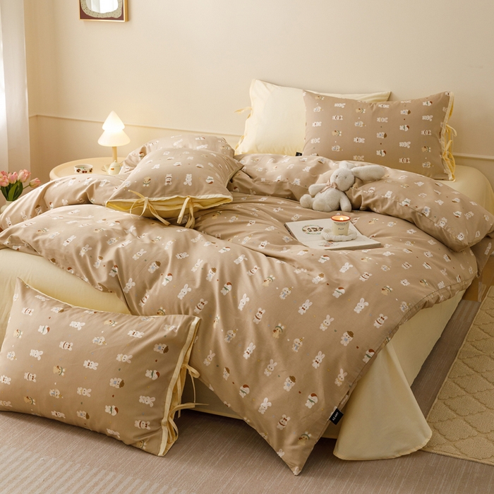 91家纺网 家纺一手货源 找家纺 卡姿家纺 2026春夏全棉奶油小卡通印花绑带款四件套 彩耳萌萌