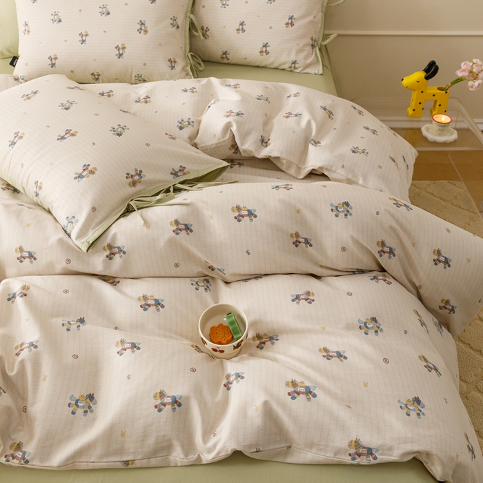 91家纺网 家纺一手货源 找家纺 卡姿家纺 2026春夏全棉奶油小卡通印花绑带款四件套 小马浅浅