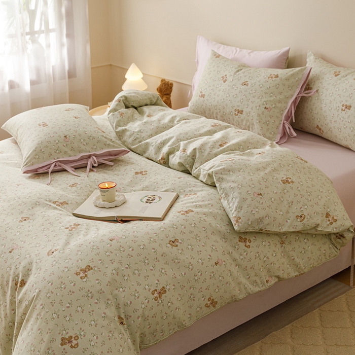 91家纺网 家纺一手货源 找家纺 卡姿家纺 2026春夏全棉奶油小卡通印花绑带款四件套 杏仁小熊仔-绿