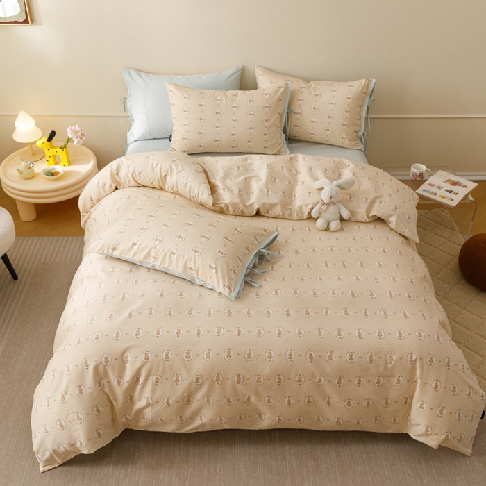 91家纺网 家纺一手货源 找家纺 卡姿家纺 2026春夏全棉奶油小卡通印花绑带款四件套 布偶徽章