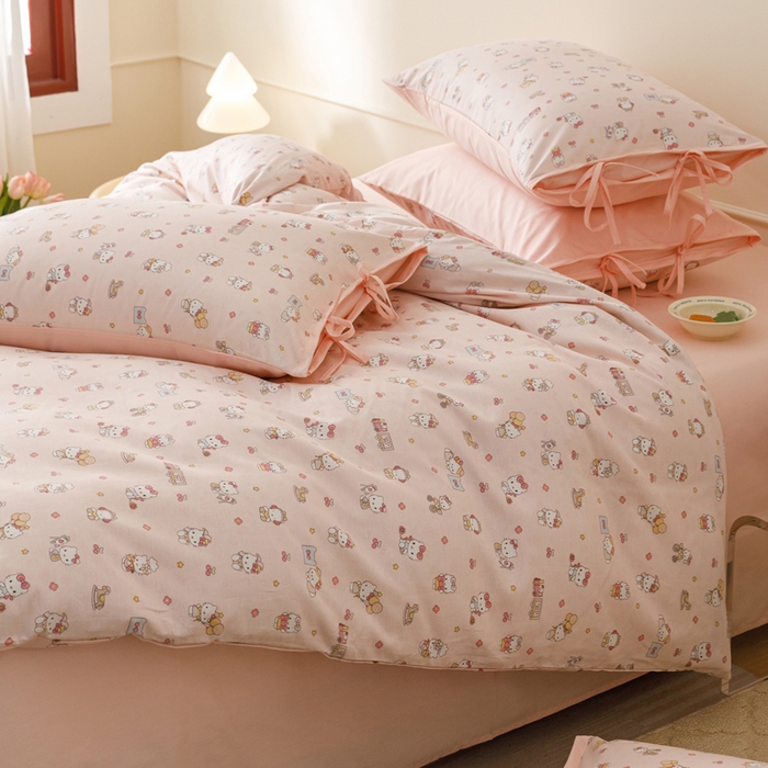 91家纺网 家纺一手货源 找家纺 卡姿家纺 2026春夏全棉奶油小卡通印花绑带款四件套 凯蒂软糖-粉