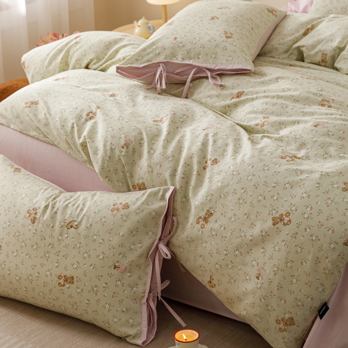 91家纺网 家纺一手货源 找家纺 卡姿家纺 2026春夏全棉奶油小卡通印花绑带款四件套 杏仁小熊仔-绿