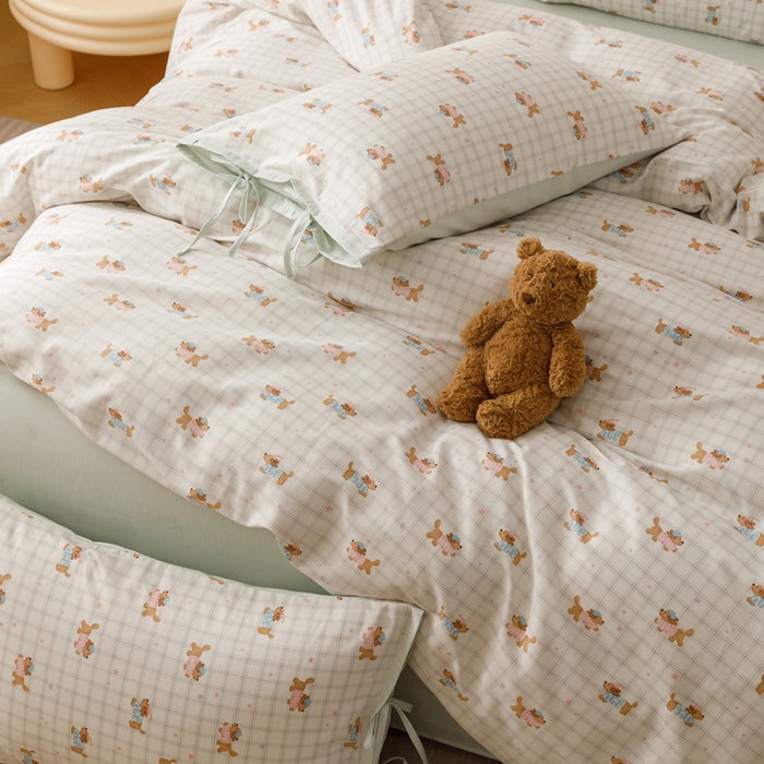 91家纺网 家纺一手货源 找家纺 卡姿家纺 2026春夏全棉奶油小卡通印花绑带款四件套 软萌团团