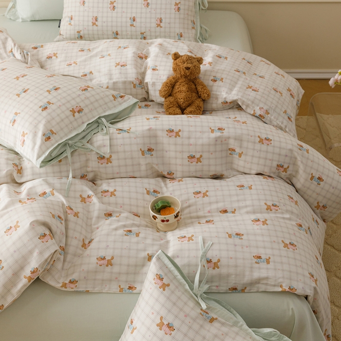 91家纺网 家纺一手货源 找家纺 卡姿家纺 2026春夏全棉奶油小卡通印花绑带款四件套 软萌团团