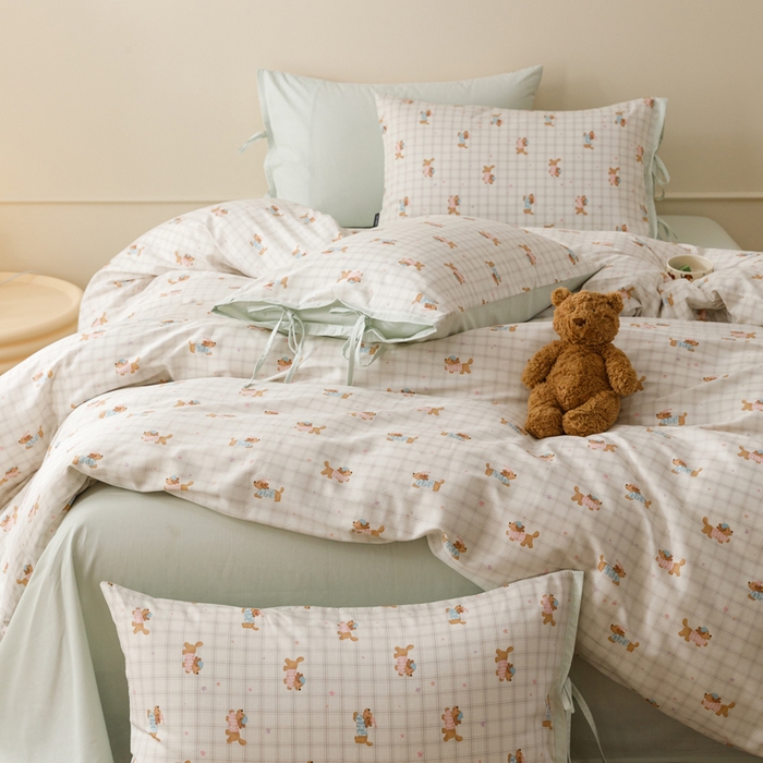 91家纺网 家纺一手货源 找家纺 卡姿家纺 2026春夏全棉奶油小卡通印花绑带款四件套 软萌团团