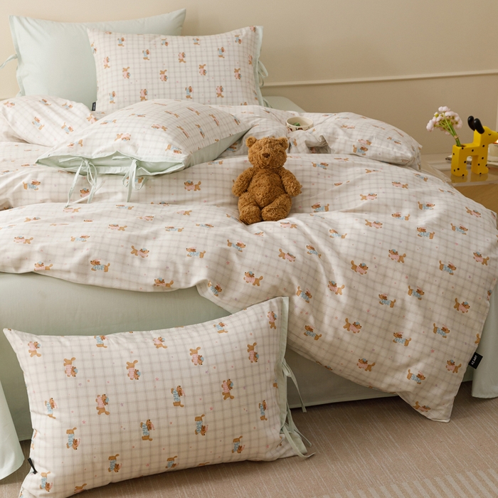 91家纺网 家纺一手货源 找家纺 卡姿家纺 2026春夏全棉奶油小卡通印花绑带款四件套 软萌团团