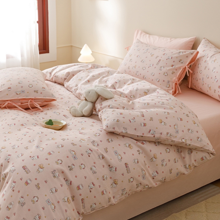 91家纺网 家纺一手货源 找家纺 卡姿家纺 2026春夏全棉奶油小卡通印花绑带款四件套 凯蒂软糖-粉