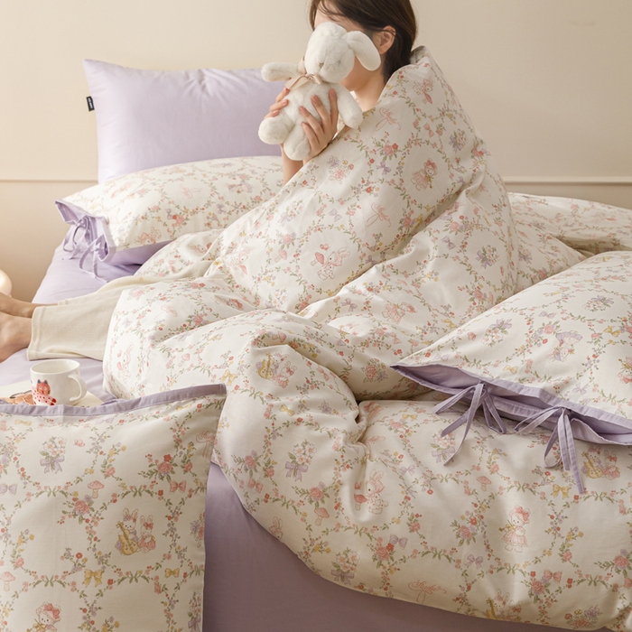 91家纺网 家纺一手货源 找家纺 卡姿家纺 2026春夏全棉奶油小卡通印花绑带款四件套 童话花町