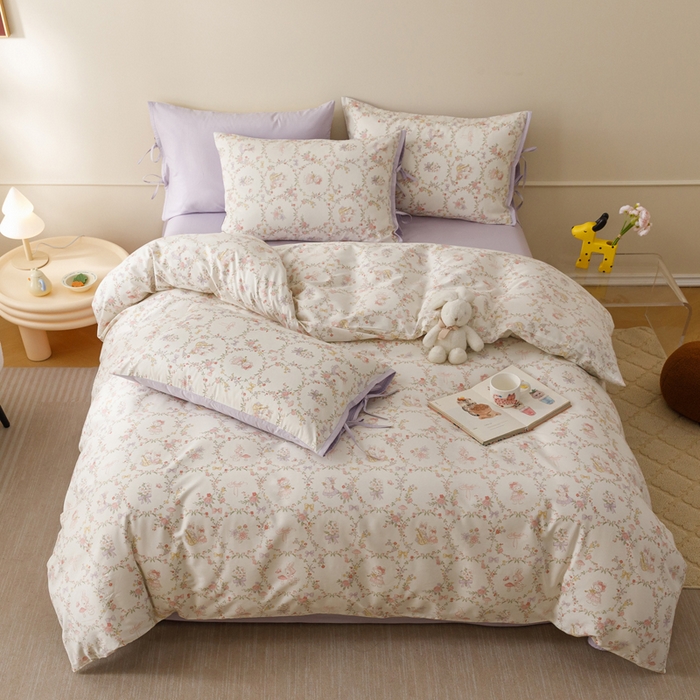 91家纺网 家纺一手货源 找家纺 卡姿家纺 2026春夏全棉奶油小卡通印花绑带款四件套 童话花町