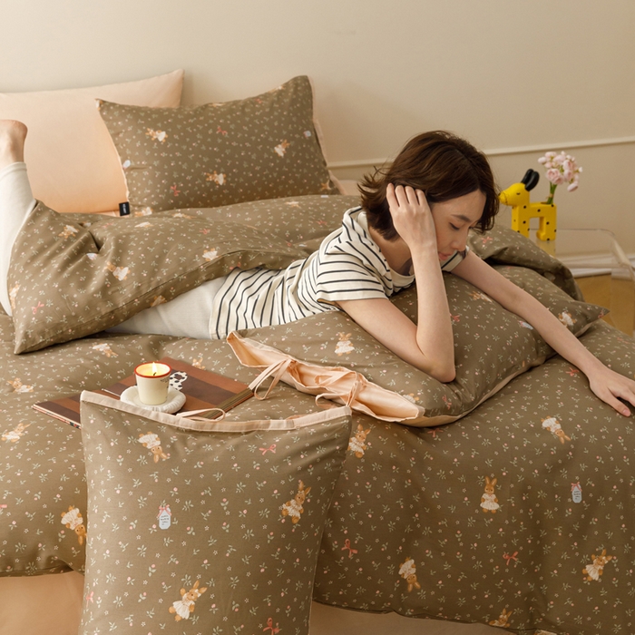 卡姿家纺 2026春夏全棉奶油小卡通印花绑带款四件套 布偶兔兔-咖