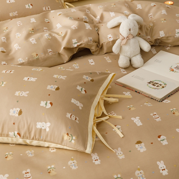 91家纺网 家纺一手货源 找家纺 卡姿家纺 2026春夏全棉奶油小卡通印花绑带款四件套 彩耳萌萌