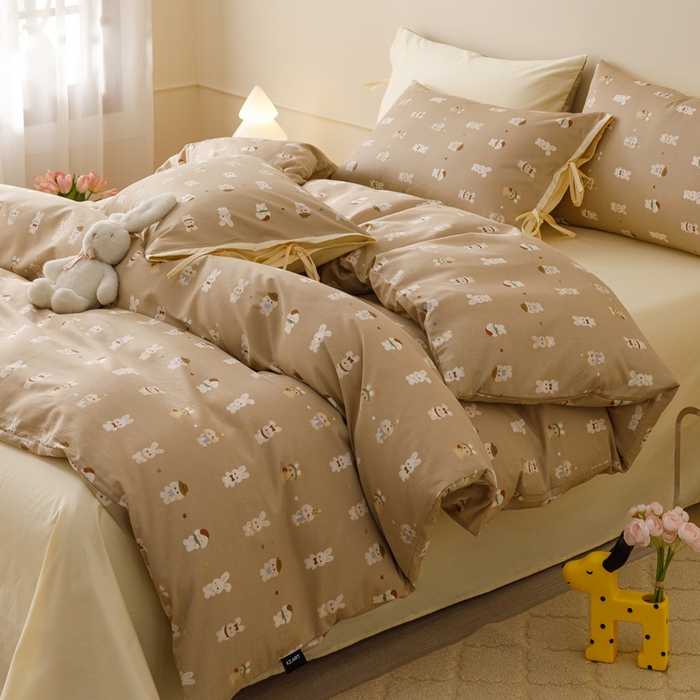 91家纺网 家纺一手货源 找家纺 卡姿家纺 2026春夏全棉奶油小卡通印花绑带款四件套 彩耳萌萌