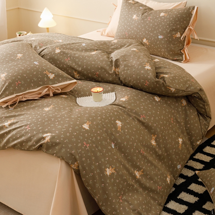 91家纺网 家纺一手货源 找家纺 卡姿家纺 2026春夏全棉奶油小卡通印花绑带款四件套 布偶兔兔-咖