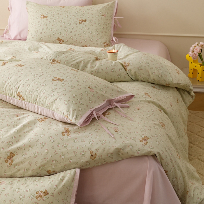 91家纺网 家纺一手货源 找家纺 卡姿家纺 2026春夏全棉奶油小卡通印花绑带款四件套 杏仁小熊仔-绿