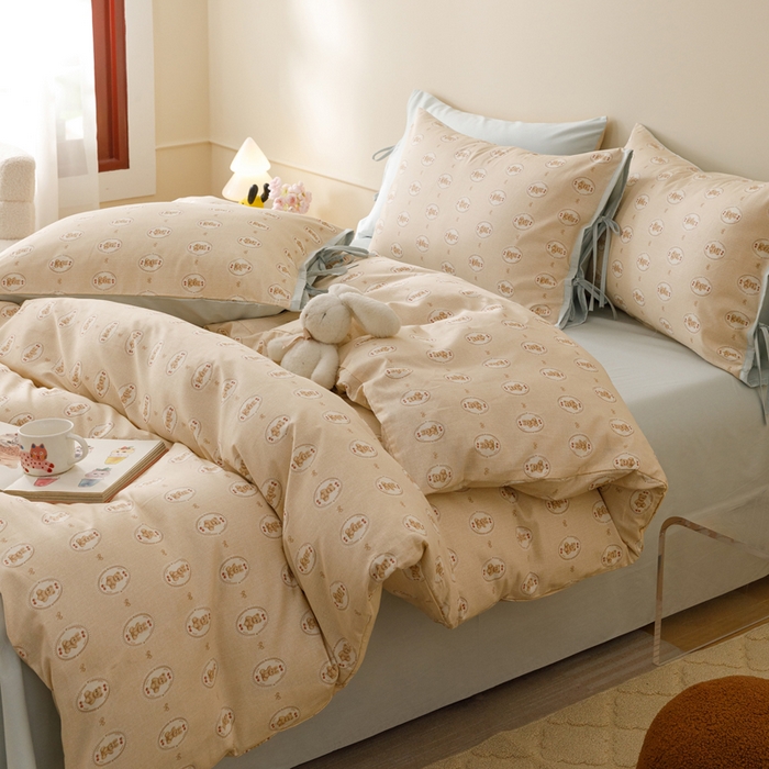 91家纺网 家纺一手货源 找家纺 卡姿家纺 2026春夏全棉奶油小卡通印花绑带款四件套 布偶徽章