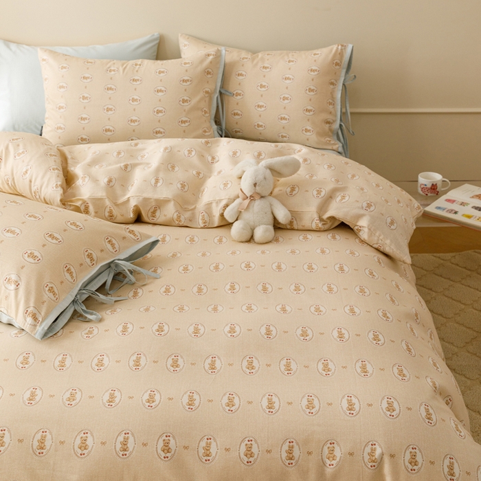 91家纺网 家纺一手货源 找家纺 卡姿家纺 2026春夏全棉奶油小卡通印花绑带款四件套 布偶徽章