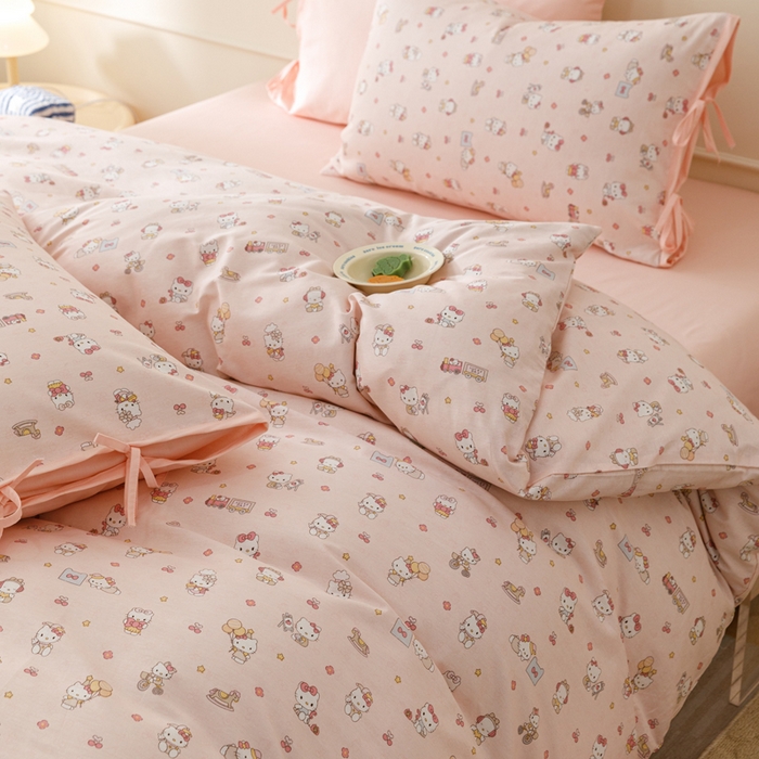 91家纺网 家纺一手货源 找家纺 卡姿家纺 2026春夏全棉奶油小卡通印花绑带款四件套 凯蒂软糖-粉