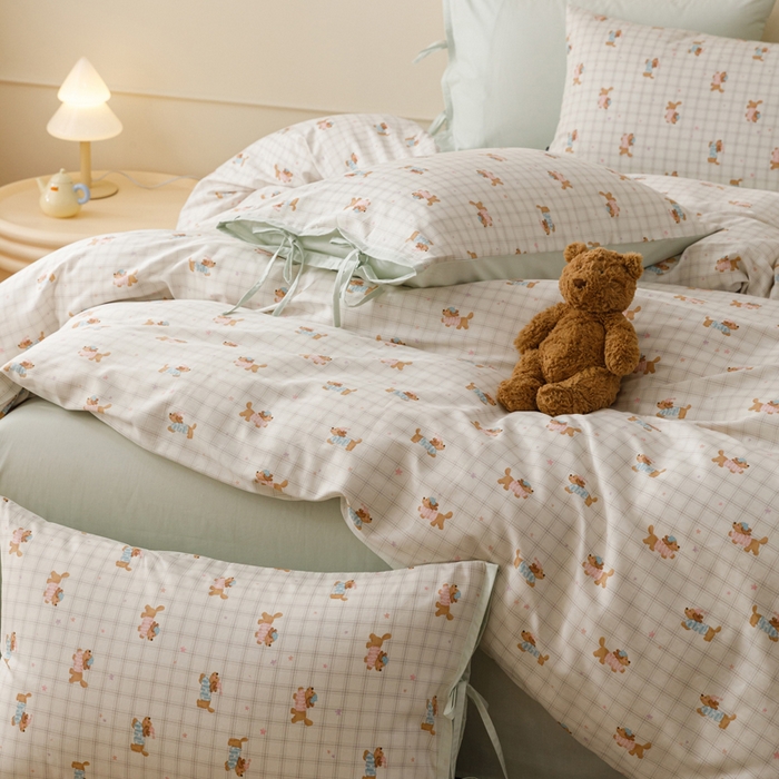 91家纺网 家纺一手货源 找家纺 卡姿家纺 2026春夏全棉奶油小卡通印花绑带款四件套 软萌团团