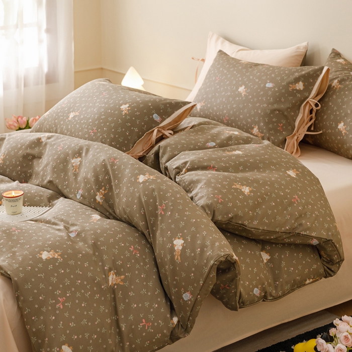 91家纺网 家纺一手货源 找家纺 卡姿家纺 2026春夏全棉奶油小卡通印花绑带款四件套 布偶兔兔-咖