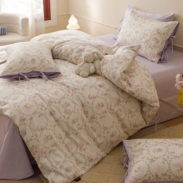 91家纺网 家纺一手货源 找家纺 卡姿家纺 2026春夏全棉奶油小卡通印花绑带款四件套 童话花町