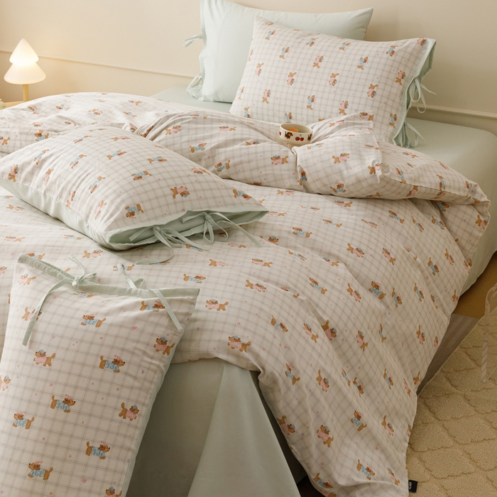 91家纺网 家纺一手货源 找家纺 卡姿家纺 2026春夏全棉奶油小卡通印花绑带款四件套 软萌团团