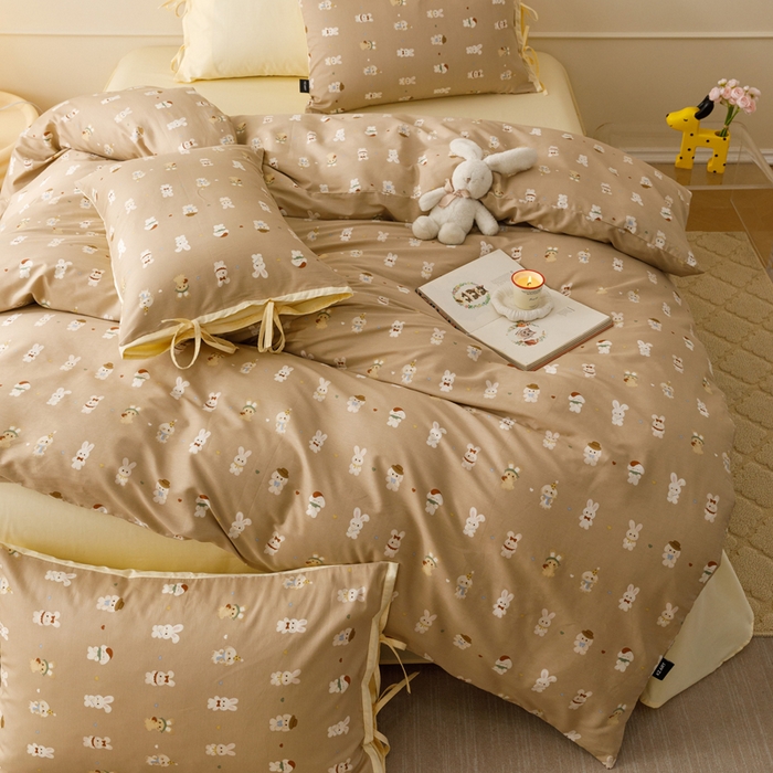 91家纺网 家纺一手货源 找家纺 卡姿家纺 2026春夏全棉奶油小卡通印花绑带款四件套 彩耳萌萌