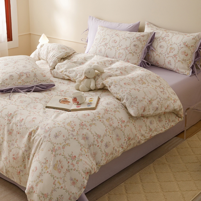 91家纺网 家纺一手货源 找家纺 卡姿家纺 2026春夏全棉奶油小卡通印花绑带款四件套 童话花町