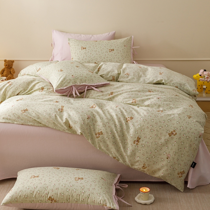 91家纺网 家纺一手货源 找家纺 卡姿家纺 2026春夏全棉奶油小卡通印花绑带款四件套 杏仁小熊仔-绿