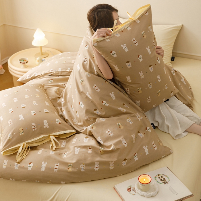 91家纺网 家纺一手货源 找家纺 卡姿家纺 2026春夏全棉奶油小卡通印花绑带款四件套 彩耳萌萌