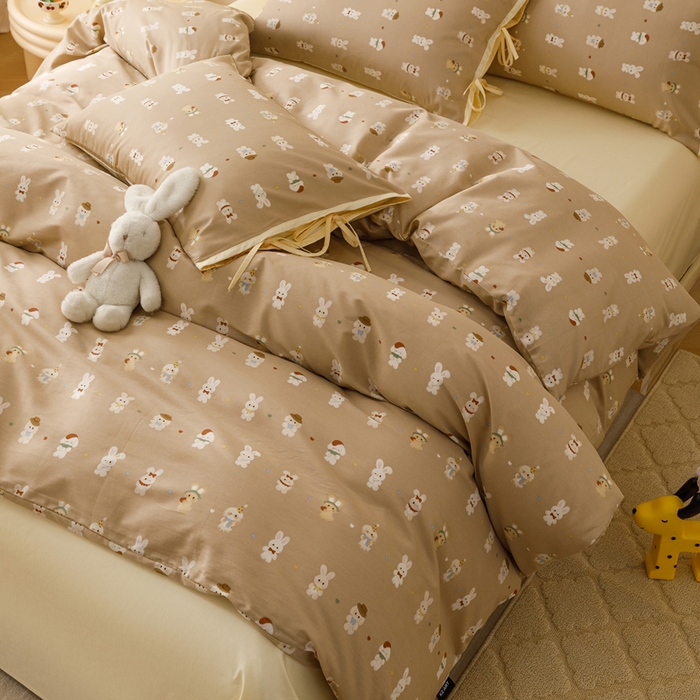 91家纺网 家纺一手货源 找家纺 卡姿家纺 2026春夏全棉奶油小卡通印花绑带款四件套 彩耳萌萌