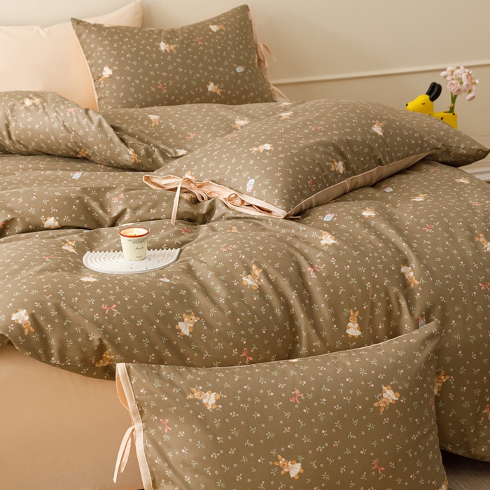 91家纺网 家纺一手货源 找家纺 卡姿家纺 2026春夏全棉奶油小卡通印花绑带款四件套 布偶兔兔-咖