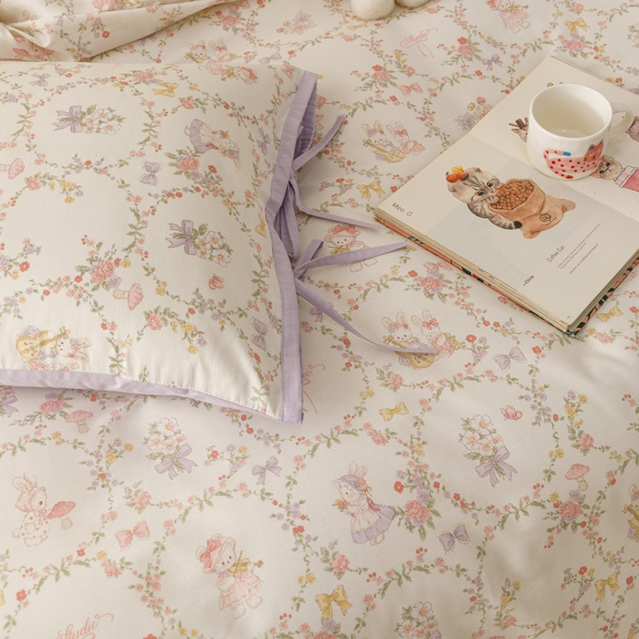 91家纺网 家纺一手货源 找家纺 卡姿家纺 2026春夏全棉奶油小卡通印花绑带款四件套 童话花町