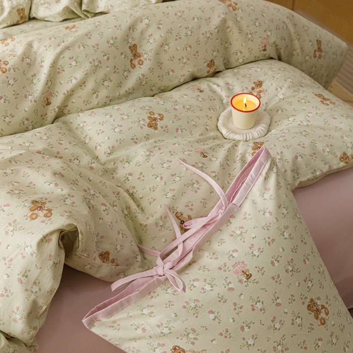 91家纺网 家纺一手货源 找家纺 卡姿家纺 2026春夏全棉奶油小卡通印花绑带款四件套 杏仁小熊仔-绿