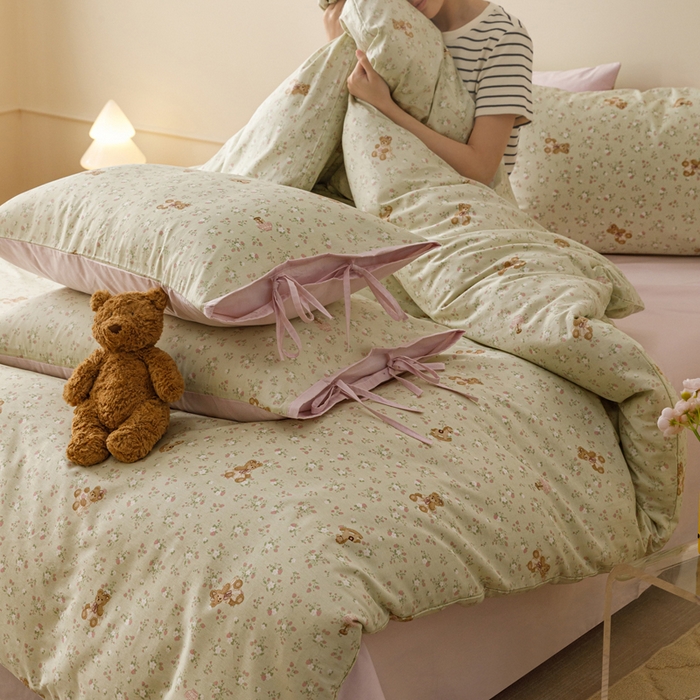 91家纺网 家纺一手货源 找家纺 卡姿家纺 2026春夏全棉奶油小卡通印花绑带款四件套 杏仁小熊仔-绿