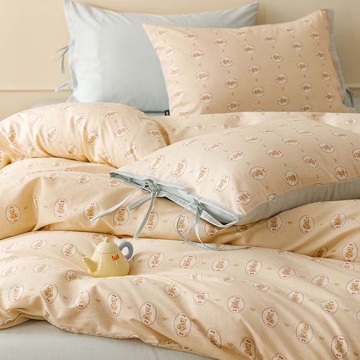 卡姿家纺 2026春夏全棉奶油小卡通印花绑带款四件套 布偶徽章