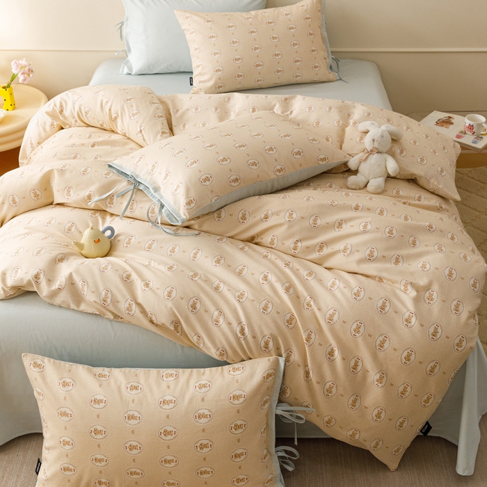 91家纺网 家纺一手货源 找家纺 卡姿家纺 2026春夏全棉奶油小卡通印花绑带款四件套 布偶徽章