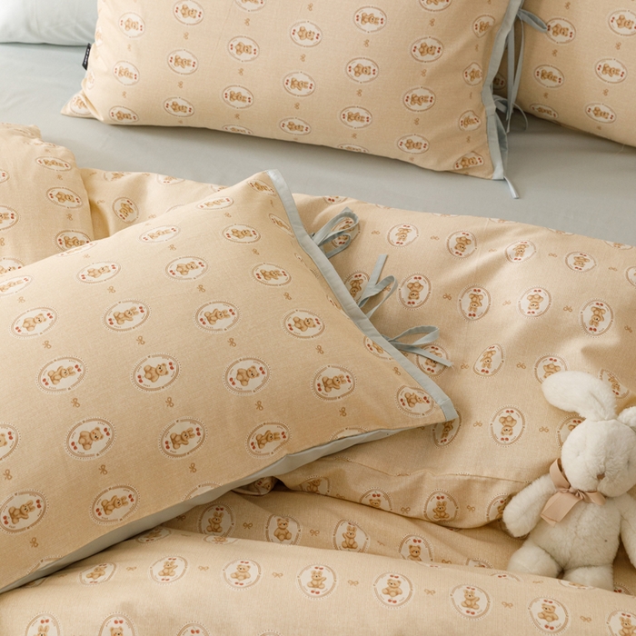 91家纺网 家纺一手货源 找家纺 卡姿家纺 2026春夏全棉奶油小卡通印花绑带款四件套 布偶徽章