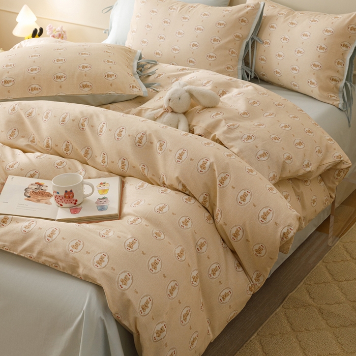 91家纺网 家纺一手货源 找家纺 卡姿家纺 2026春夏全棉奶油小卡通印花绑带款四件套 布偶徽章