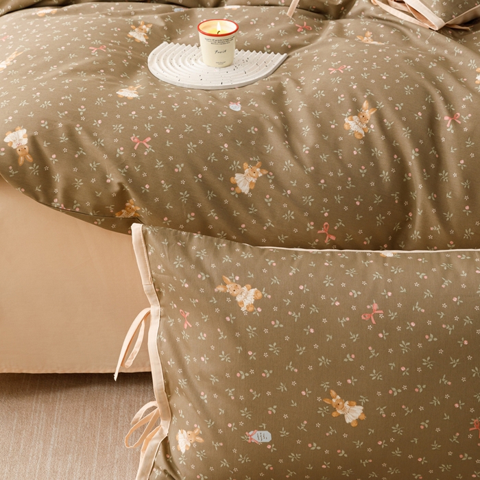 91家纺网 家纺一手货源 找家纺 卡姿家纺 2026春夏全棉奶油小卡通印花绑带款四件套 布偶兔兔-咖